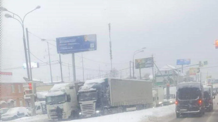 Ситуация до очистки шоссе. Фото: ТГ-канал «Подмосква». https://t.me/podmoskow/14166