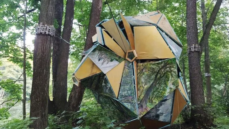 Художник из Жуковского возводит строения из холстов, превращая их в сезонные мастерские