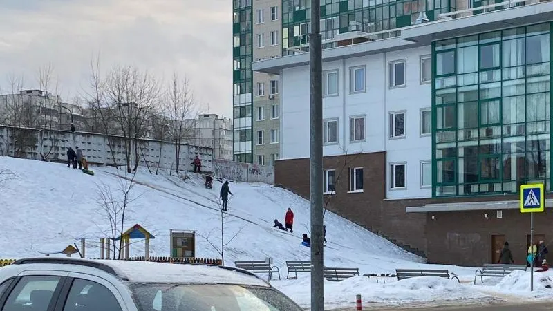 Опасная народная горка с выездом на дорогу встревожила жителей Красногорска