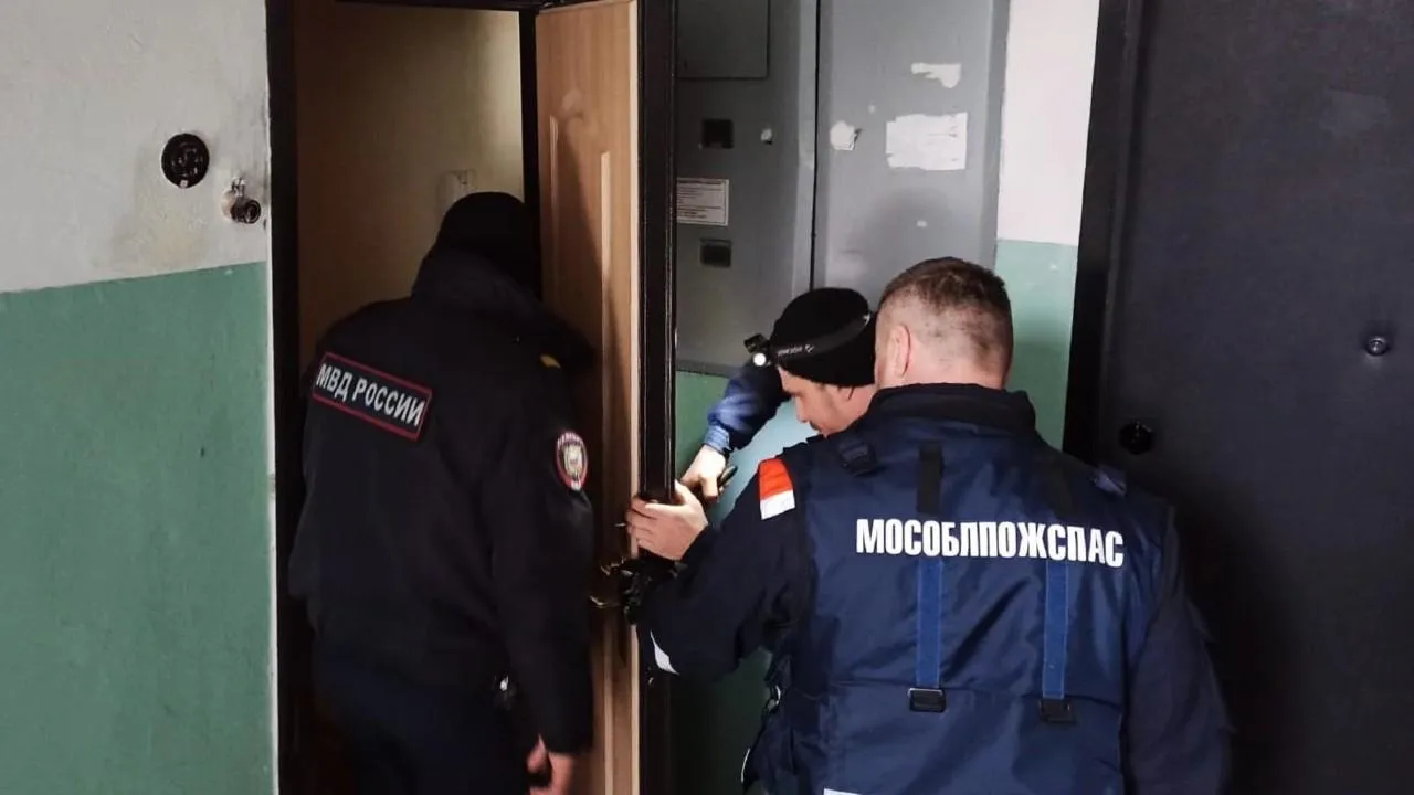 Спасатели в Сергиевом Посаде помогли жителю попасть в квартиру к соседу, у которого случился инсульт