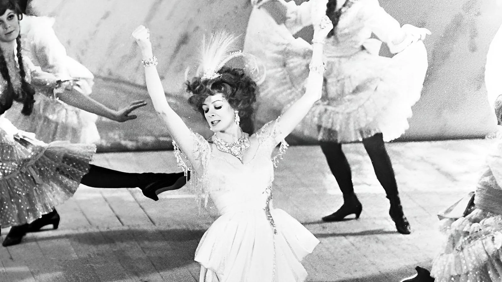 Мэгги Смит в главной роли фильма «О, что за чудесная война», 1969 год. imago stock&people via www.imago