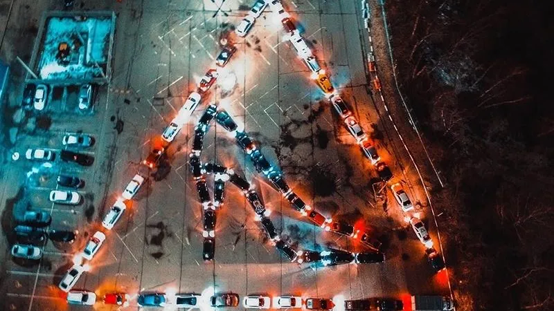 Автофигуру в виде туфельки построили водители Химок к Женскому дню