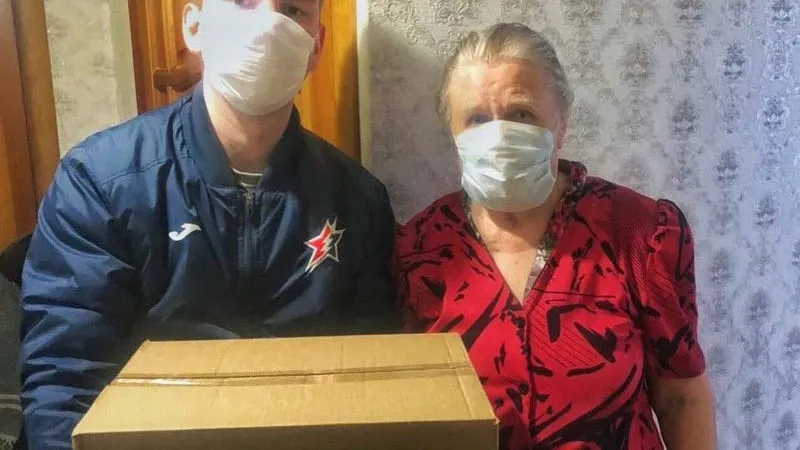 Подмосковные спортсмены доставляют продукты нуждающимся в самоизоляции