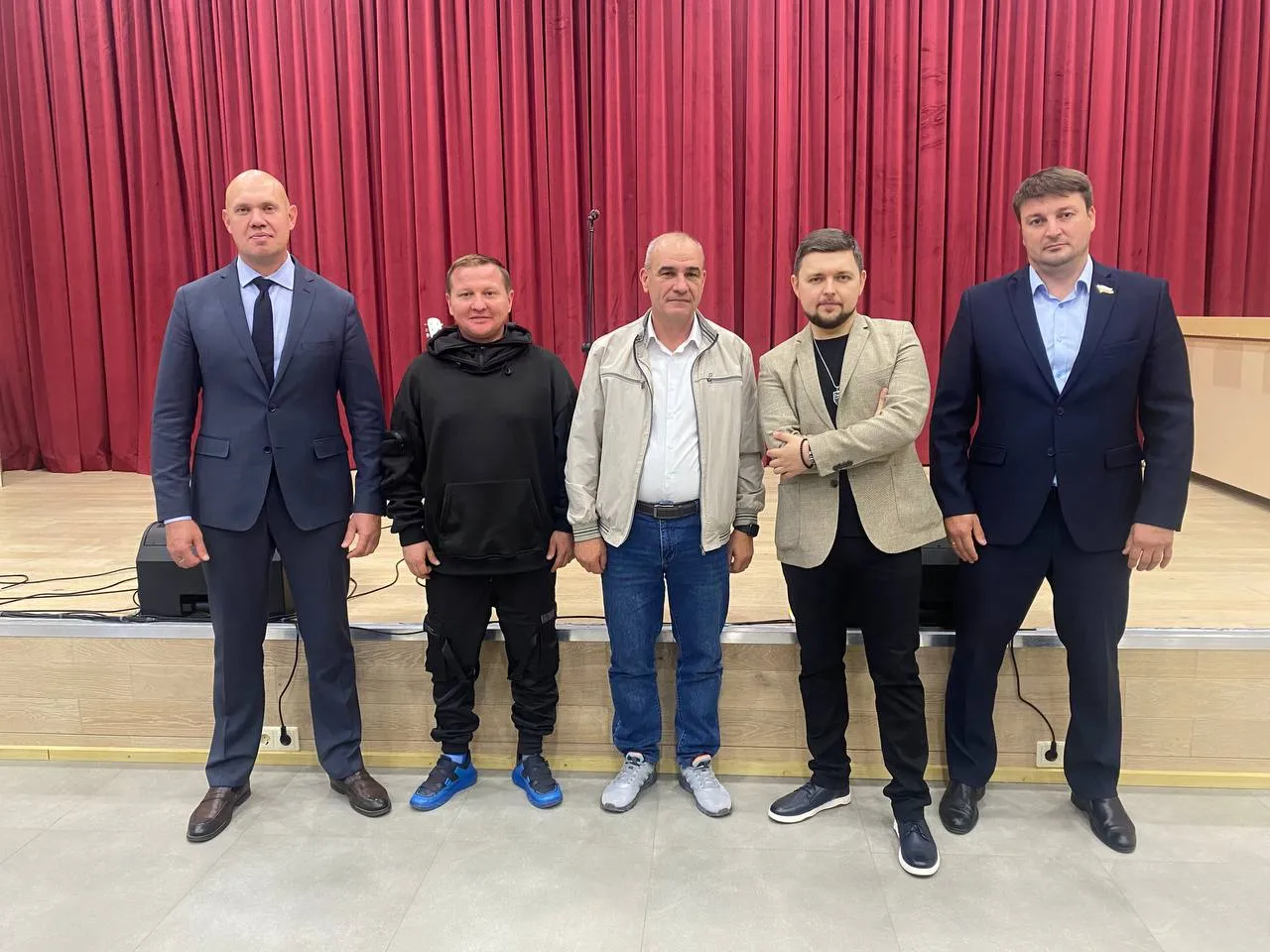 Глава Краснознаменска Владимир Пирогов( в центре), певец Слава Благов (второй справа).&nbsp;Фото: Администрация Краснознаменска