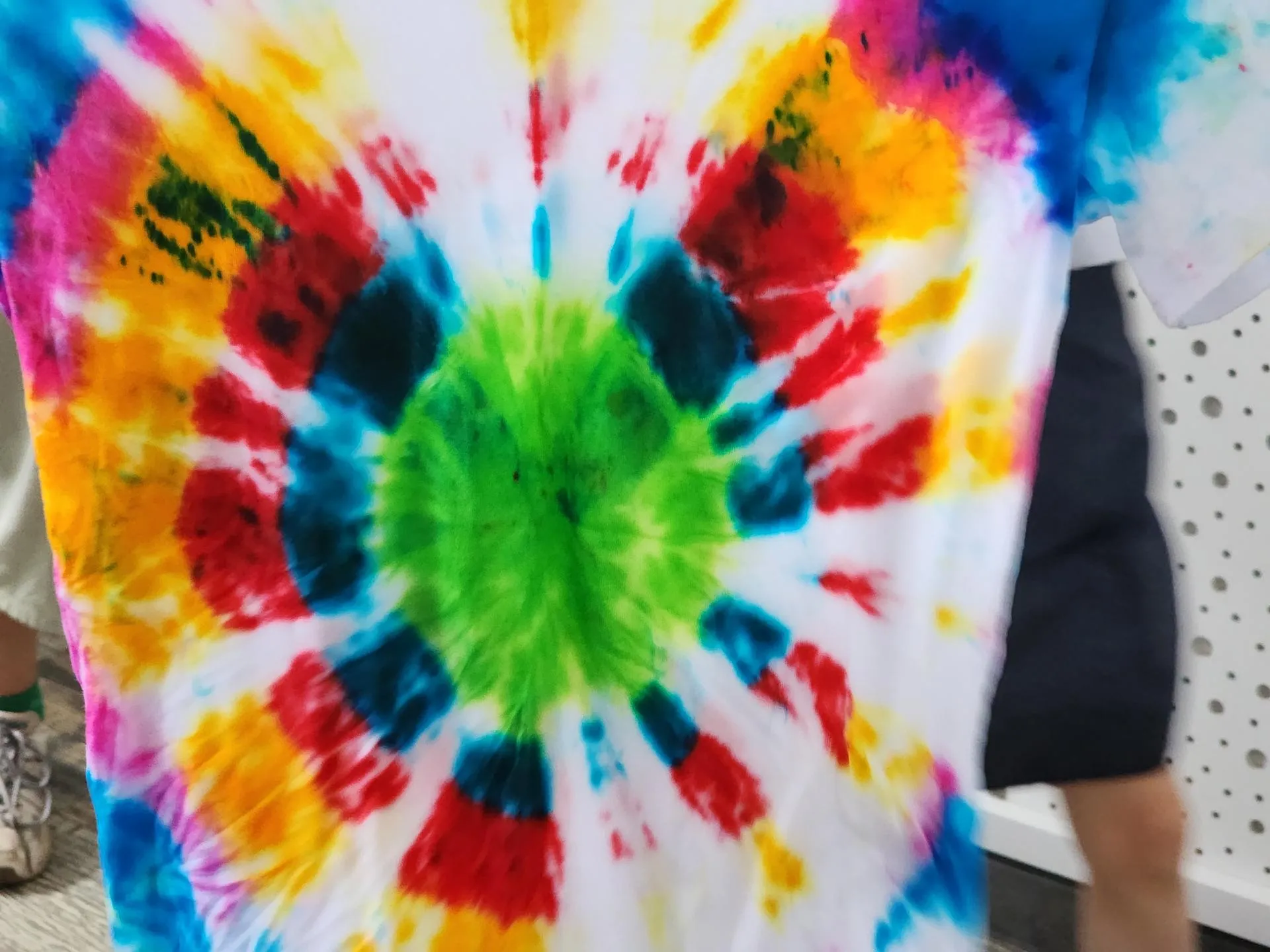 Готовая футболка в технике «тай-дай». Фото: Иван Петрушин