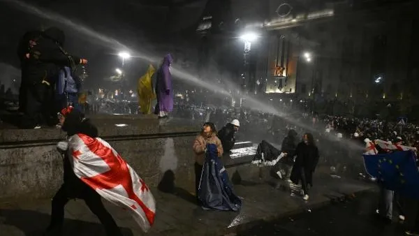 Грузинская полиция призвала увести детей с митингов