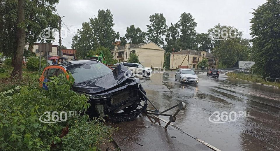 Автомобиль снес ограждение на тротуаре в Воскресенске