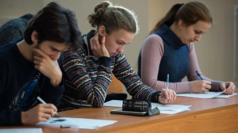 Подмосковные выпускники напишут итоговое сочинение в декабре