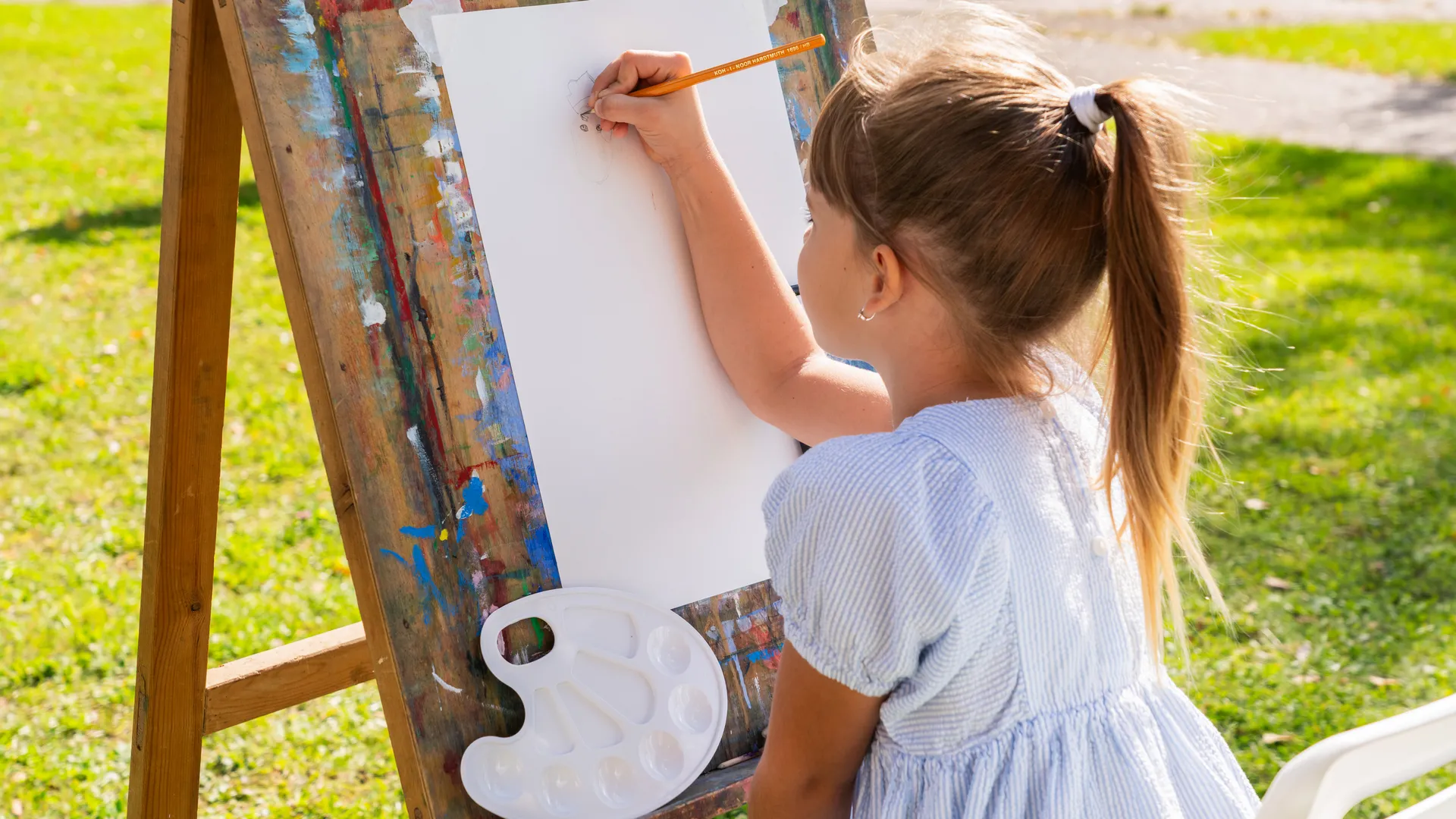 Кисть памяти: юные художники создали галерею портретов героев СВО