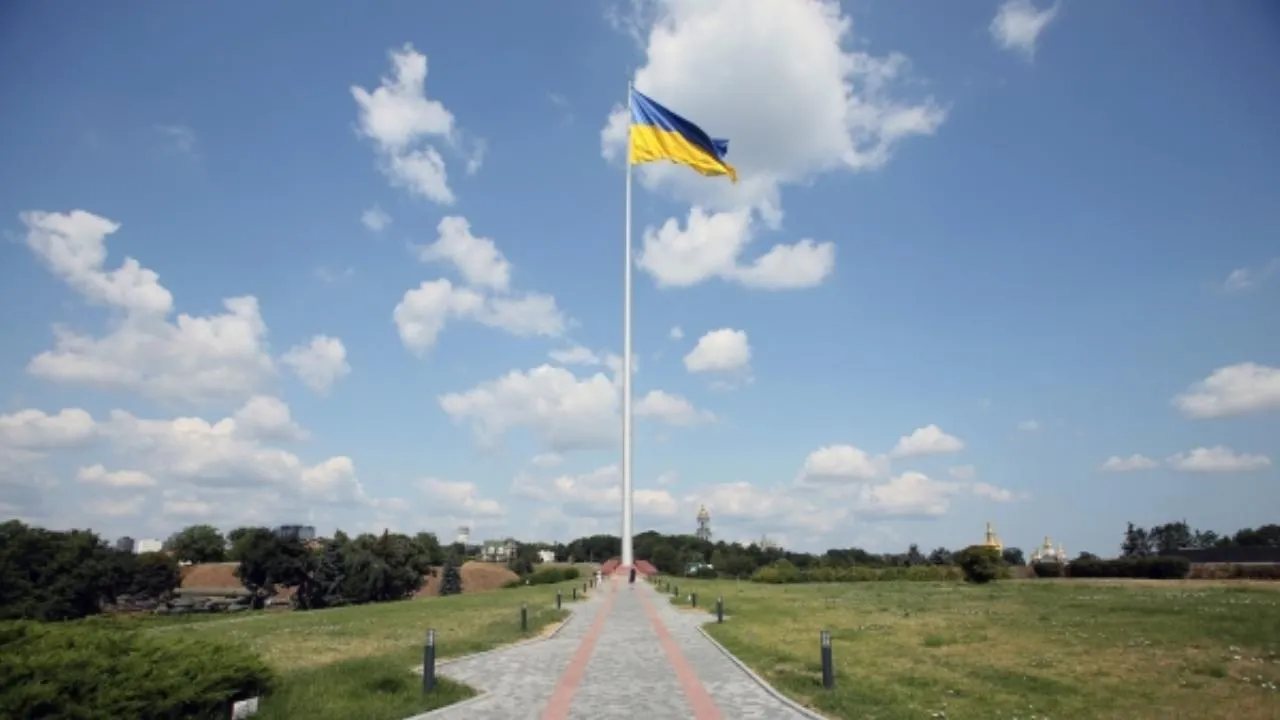 Ураганный ветер порвал напополам самый большой флаг Украины
