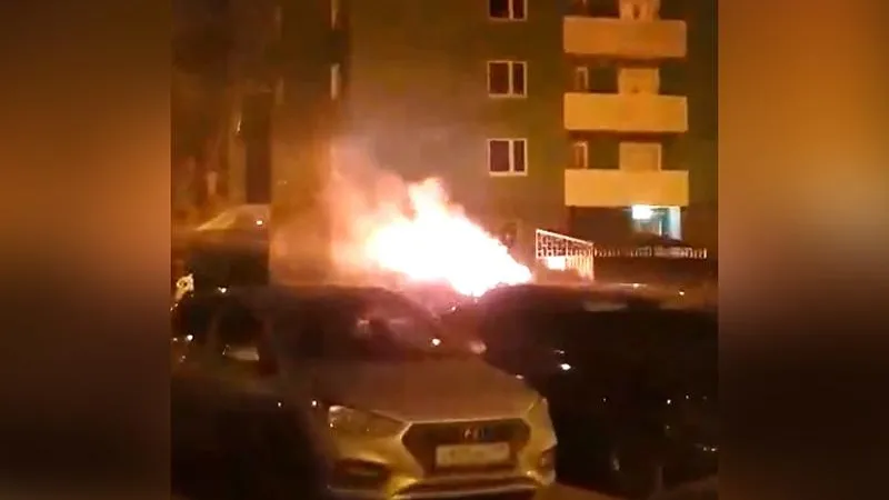 Случайные прохожие спасли машину от пылающей мусорки в Одинцово