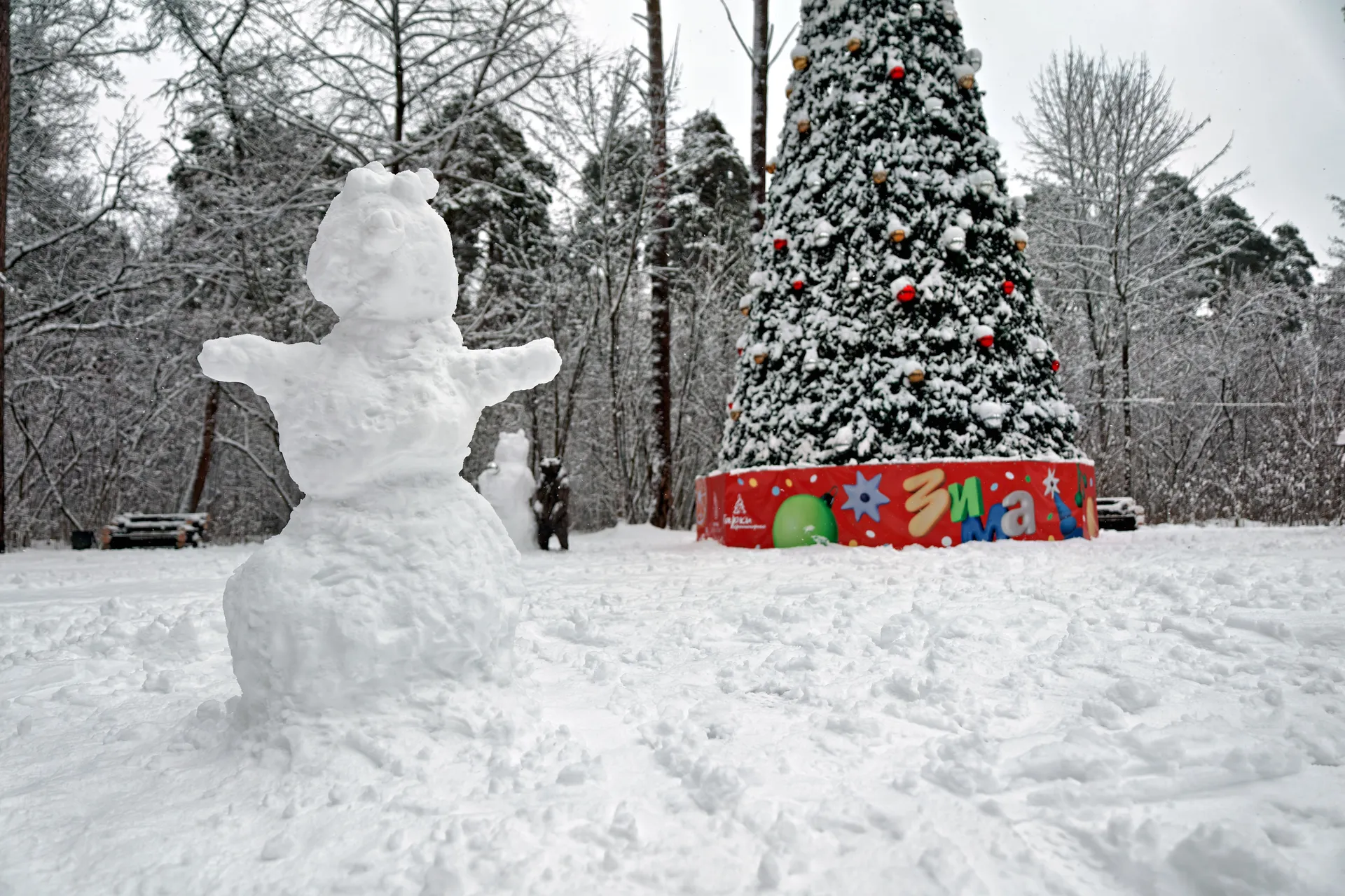 Снеговик в экопарке «Губайловский» в Красногорске зимой