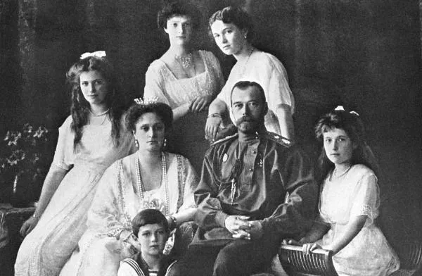 Российский император Николай II с семьей в Санкт-Петербурге