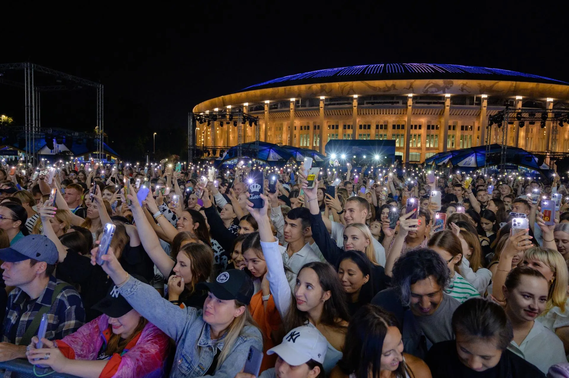 Выступление артистов сегодня. Фестиваль дикая мята 2023. Фестиваль дикая мята 2023. Квартет адажио в сочи. Выступление артистов сегодня.