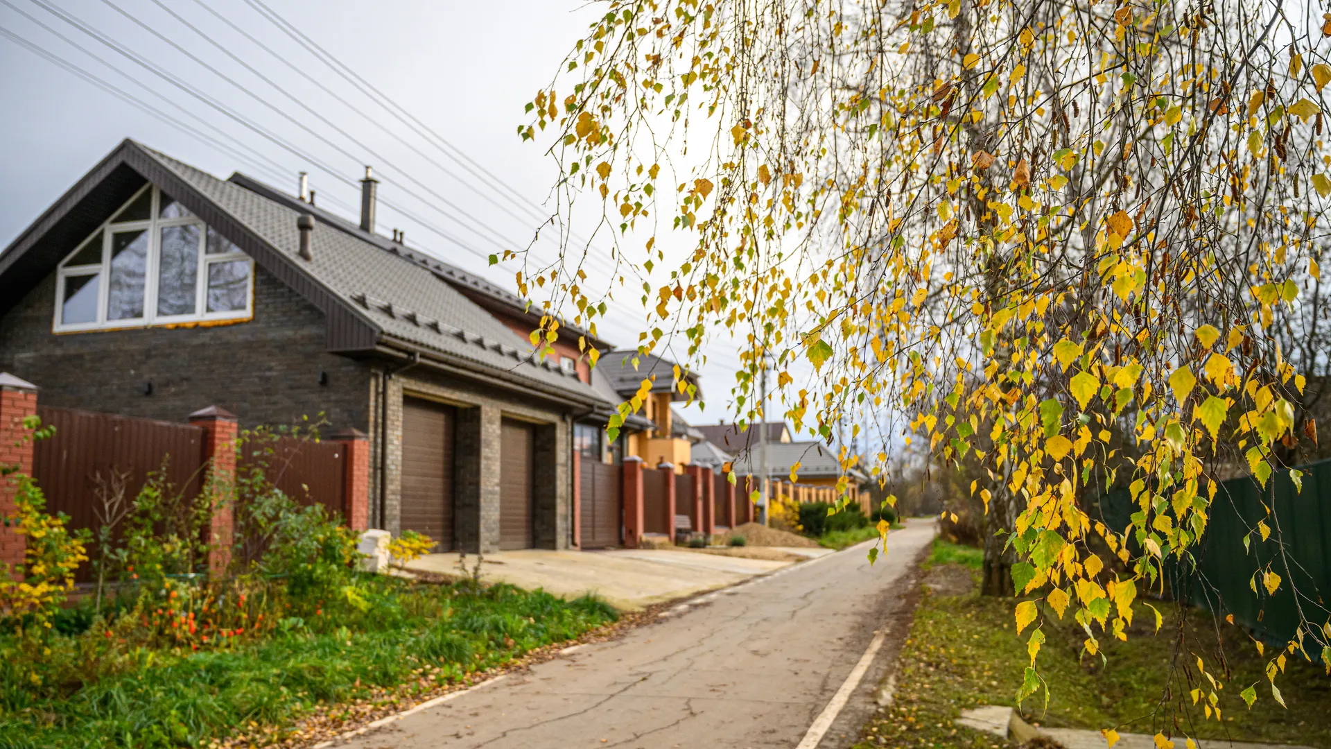 Частный дом в микрорайоне Белые Столбы города Домодедово осенью