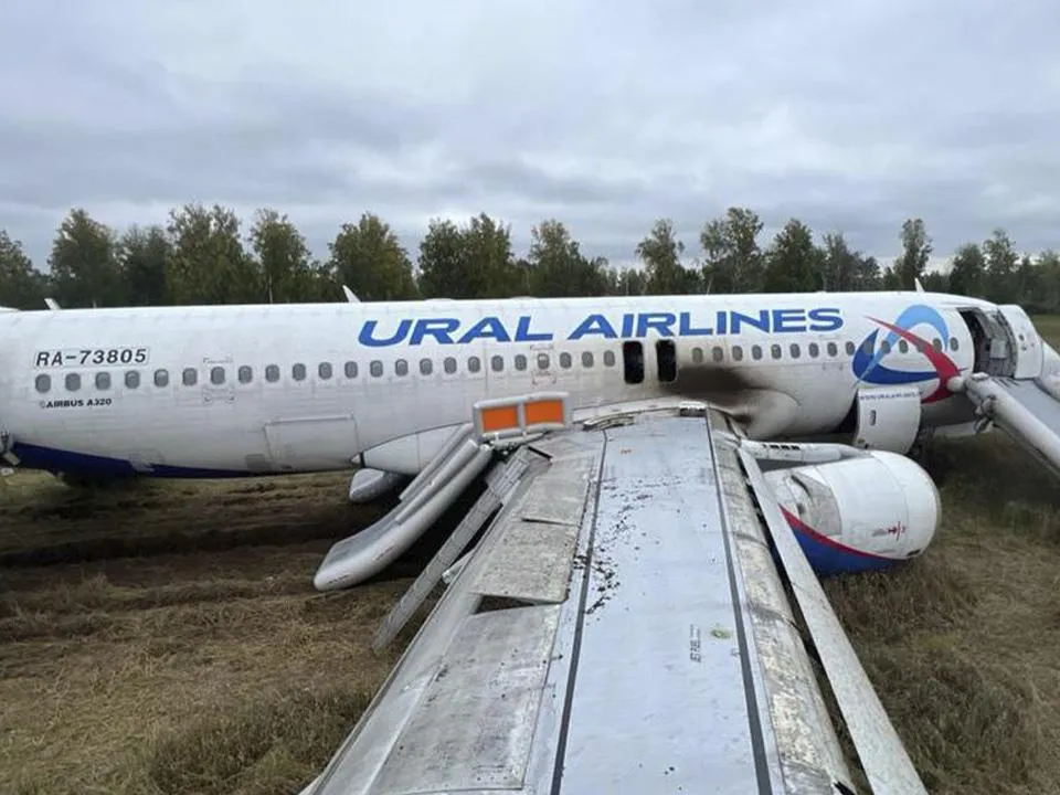 «Мы не летаем на ведре с болтами»: стало известно, связана ли аварийная посадка Airbus с санкциями