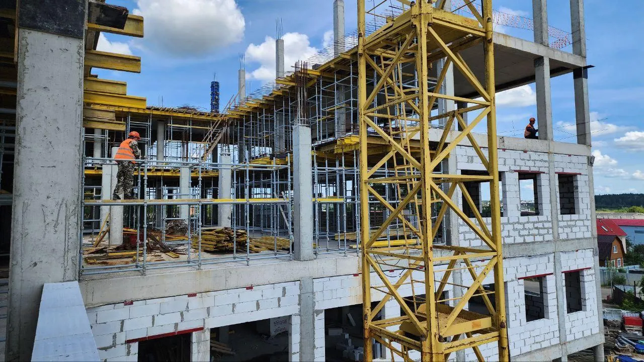 Здание новой поликлиники в поселке Октябрьский построено наполовину