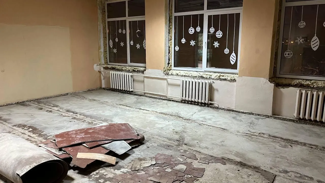 Строители начали выполнять демонтажные работы в рамках капремонта школы в Пушкинском округе