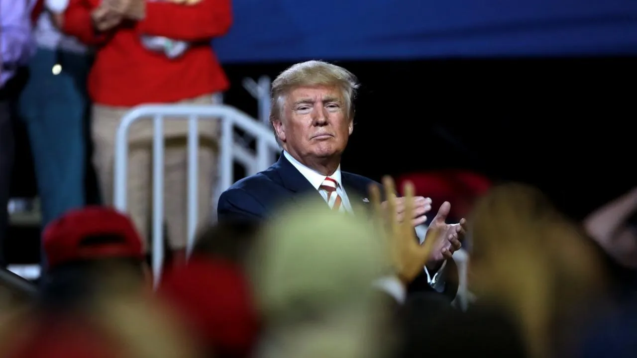 Трамп и Зеленский скоро обсудят приостановку военной помощи Украине