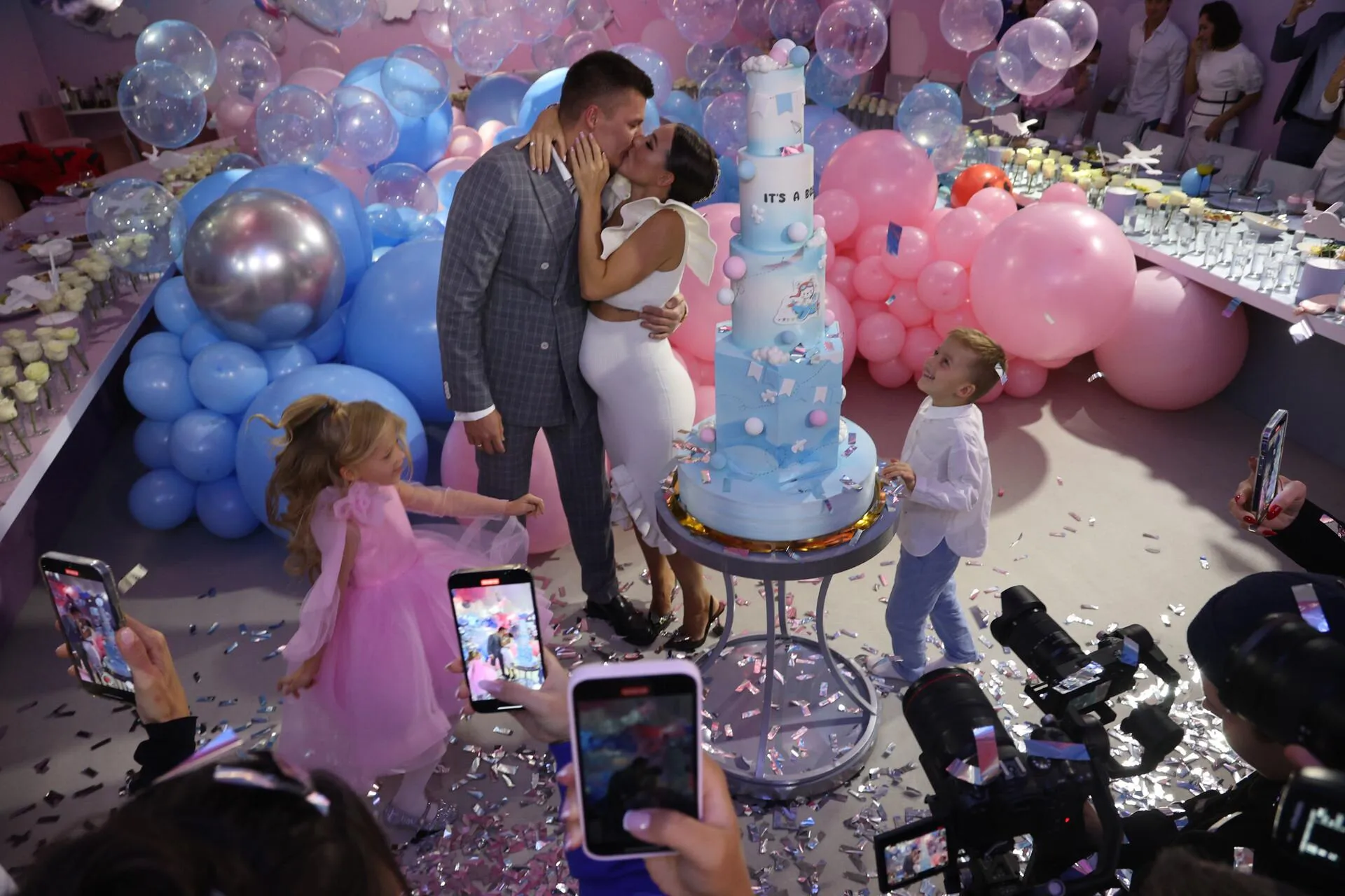 Валерия и Артем Чекалины с детьми/Bulkin Sergey/news.ru