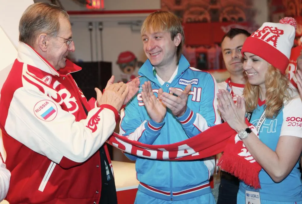 Президент Международного олимпийского комитета Жак Рогге и супруги фигурист Евгений Плющенко и продюсер Яна Рудковская (слева направо на первом плане) в «Русском доме», 2010 год