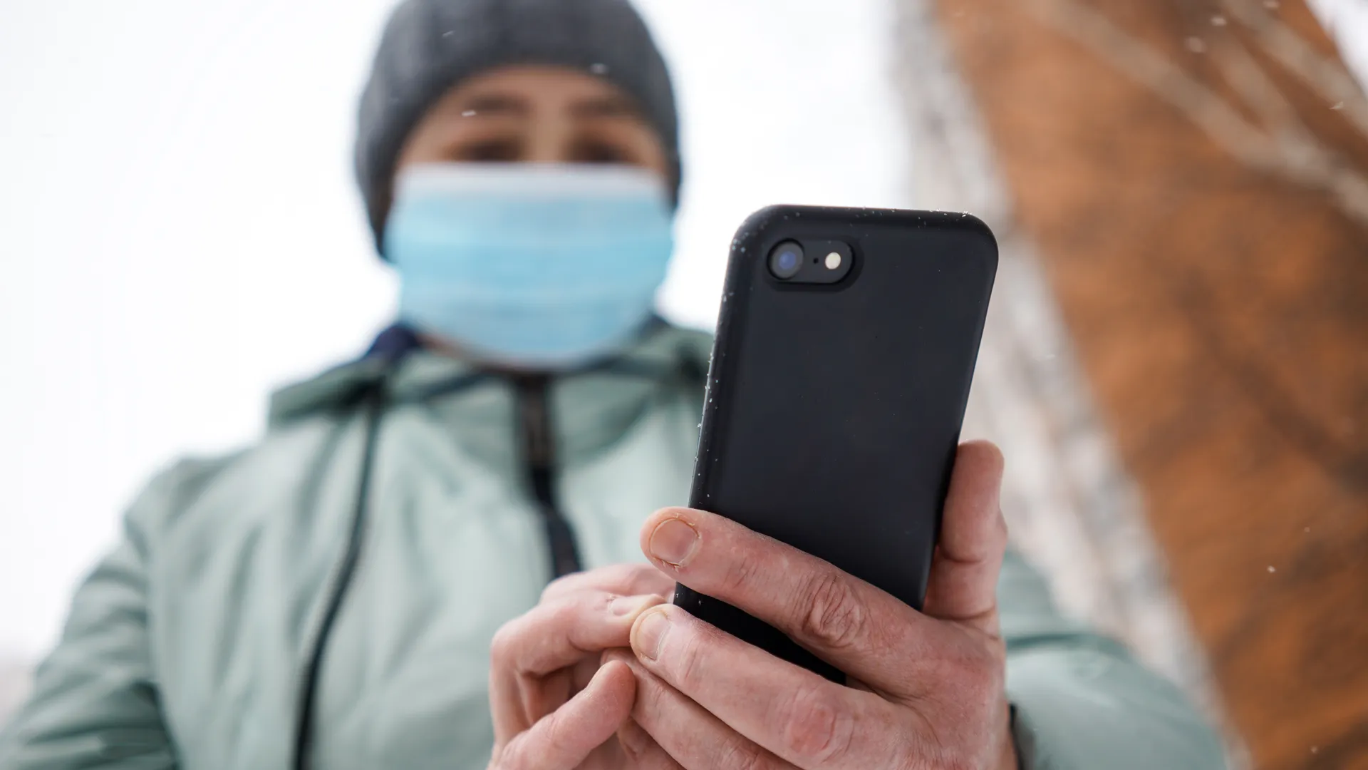 От блокировки до угроз семье: мошенники перешли к наглой схеме вытягивания денег с жертвы