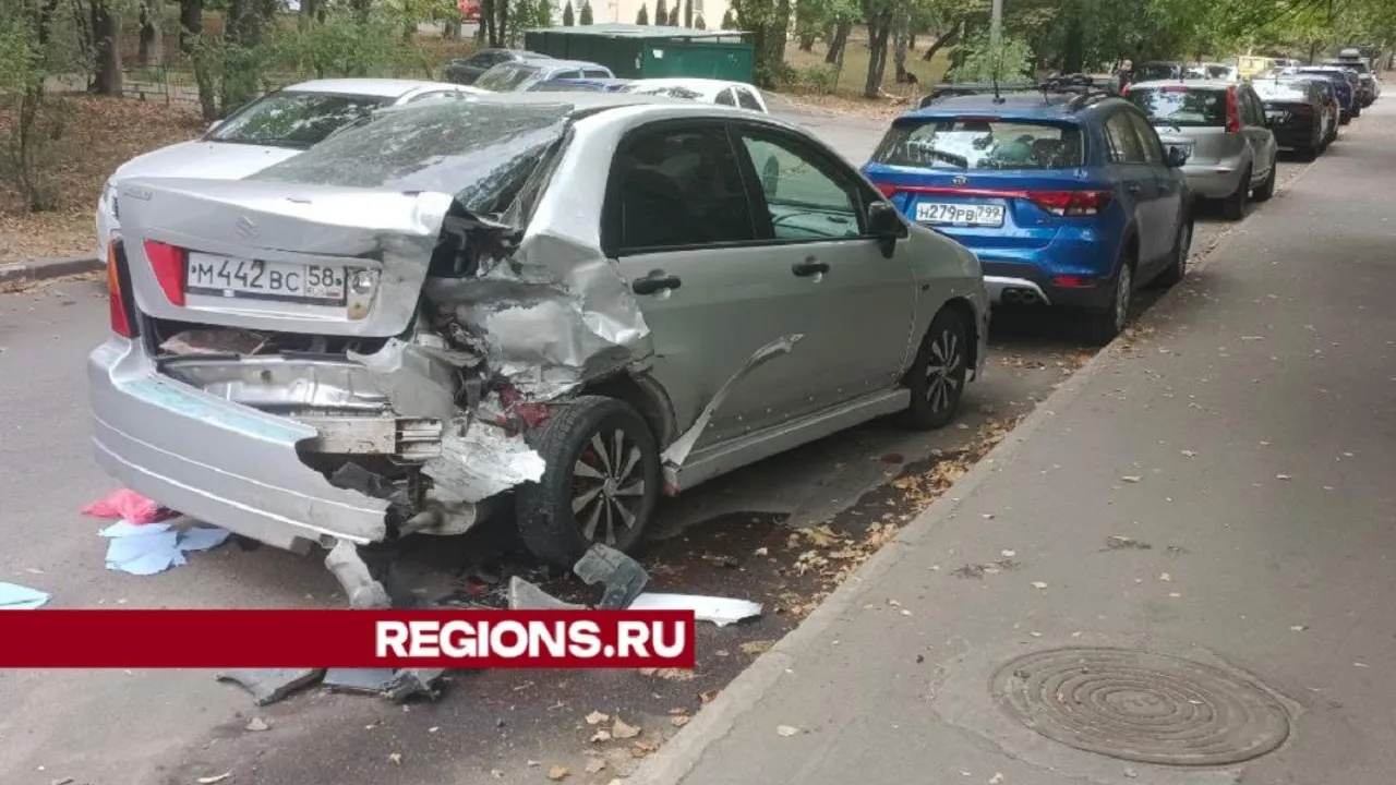 Водитель каршеринга протаранил три автомобиля в подмосковном Дзержинском