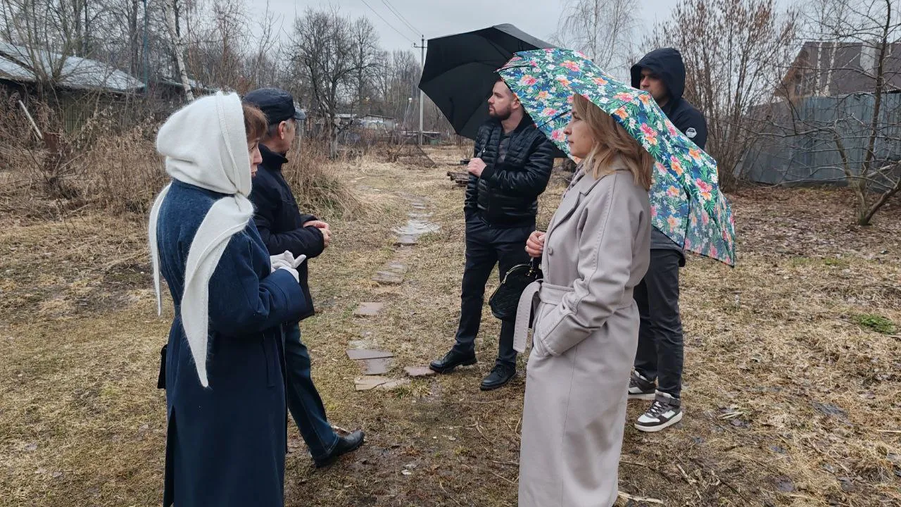 Представители администрации г. о. Черноголовки во время обхода территории у села Макарова. Фото: пресс-служба администрации