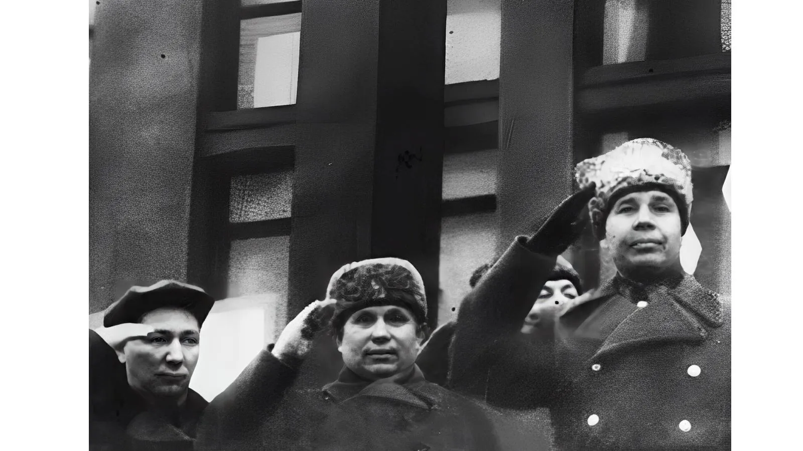 Слева направо: председатель Воронежского ГКО Владимир Никитин, член Военного совета фронта Никита Хрущев и маршал Советского Союза Семен Тимошенко, Воронеж, 7 ноября 1941 года