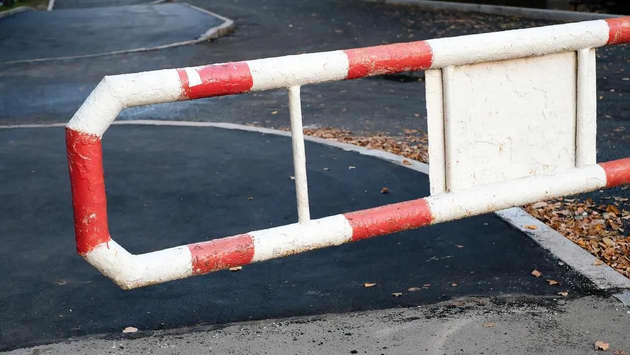 Гусарская ярость: в Одинцове автомобилист «вскрыл» въезд во двор голыми руками