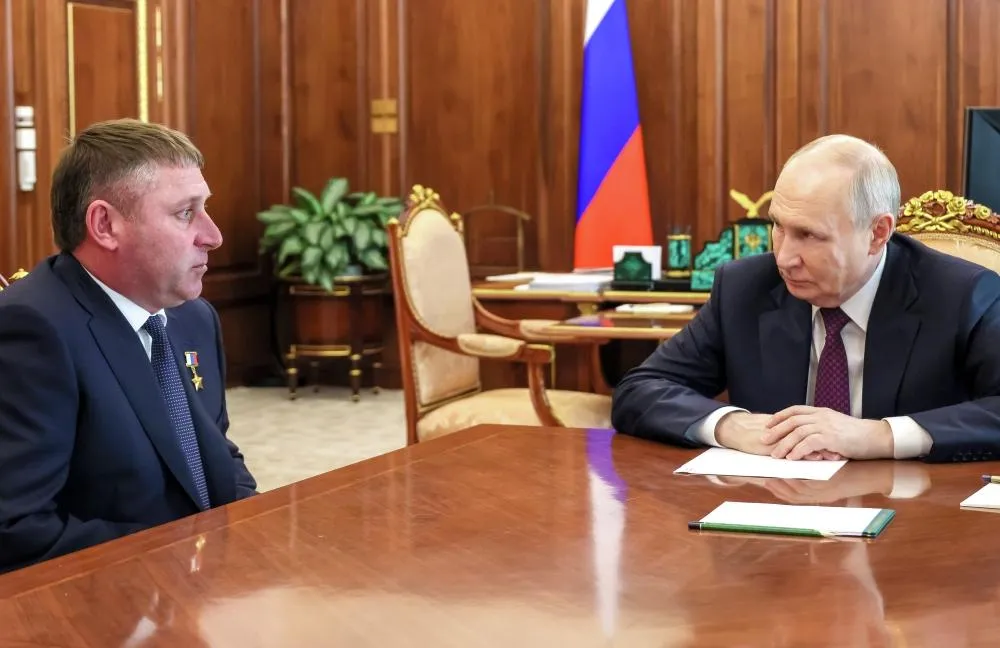 Врио губернатора Белгородской области области Александр Шуваев и президент Владимир Путин