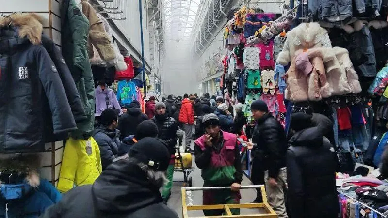 Появились первые кадры возгорания на крупнейшем рынке в Москве