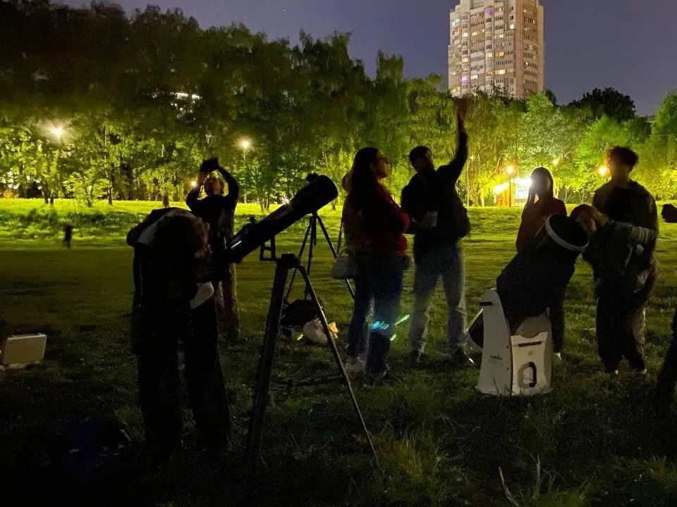 «Похожа на очень яркую звезду»: жители Москвы и Подмосковья будут наблюдать полет МКС на фоне Сатурна и Юпитера