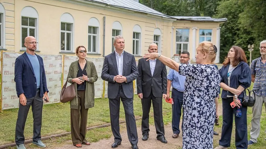 Глава Одинцовского округа Андрей Иванов осмотрел усадьбу Введенское под Звенигородом