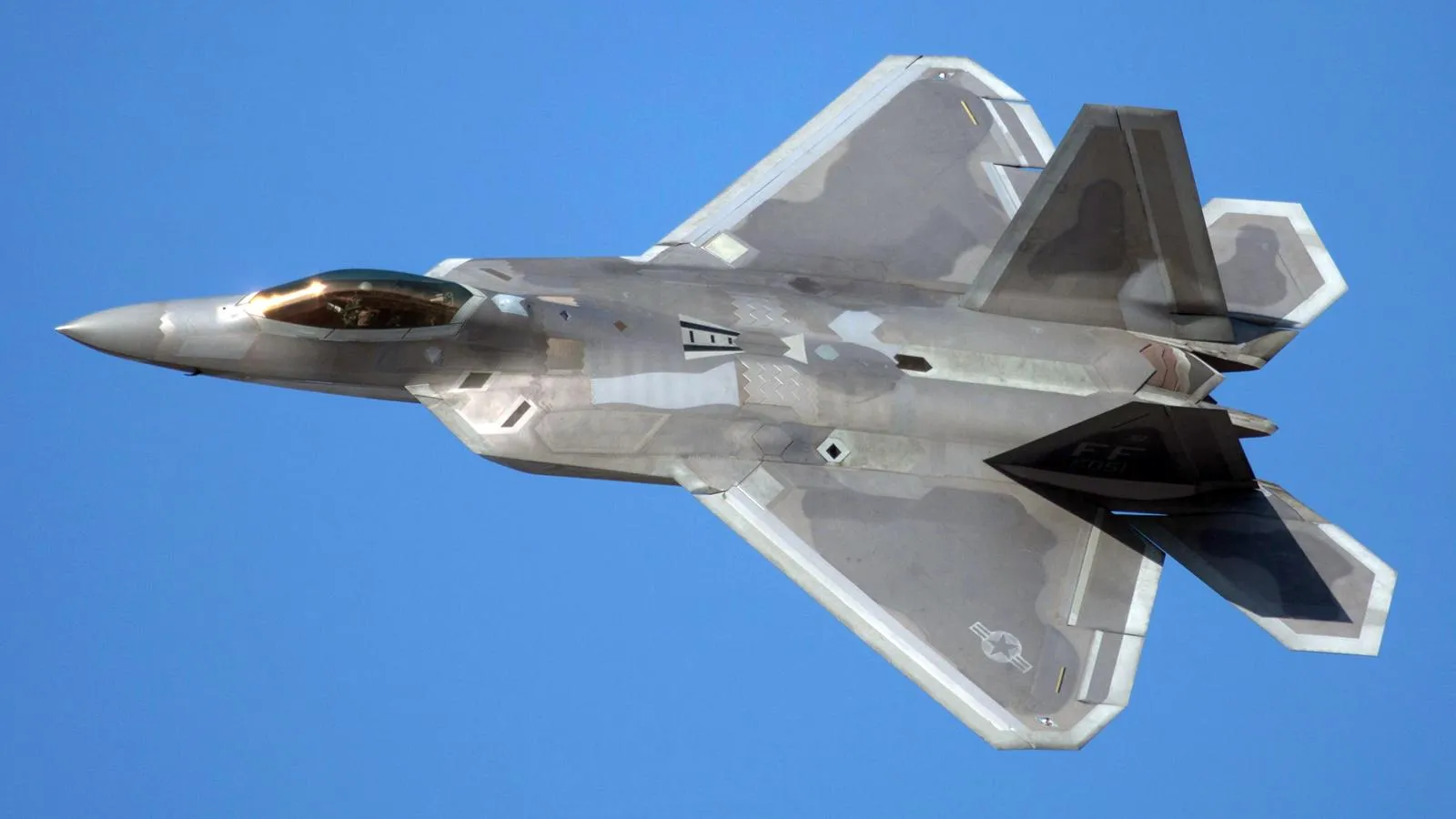 Lockheed Martin F-22 Raptor в небе Аляски. Leonid Faerberg