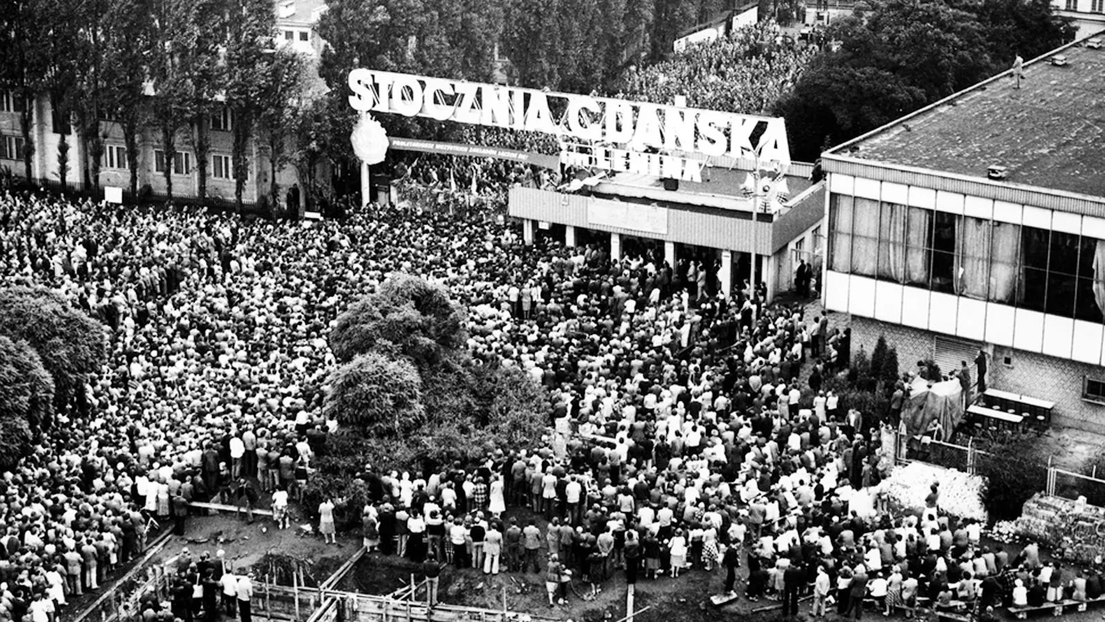 Бастующие горожане у ворота № 2 Гданьской верфи имени В. И. Ленина, 1980 год