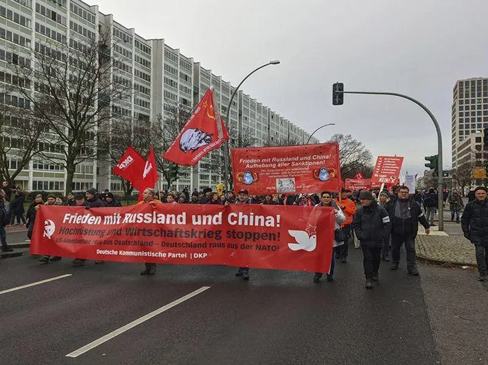 В Германии на митинге против Запада развернули флаги СССР и ДНР