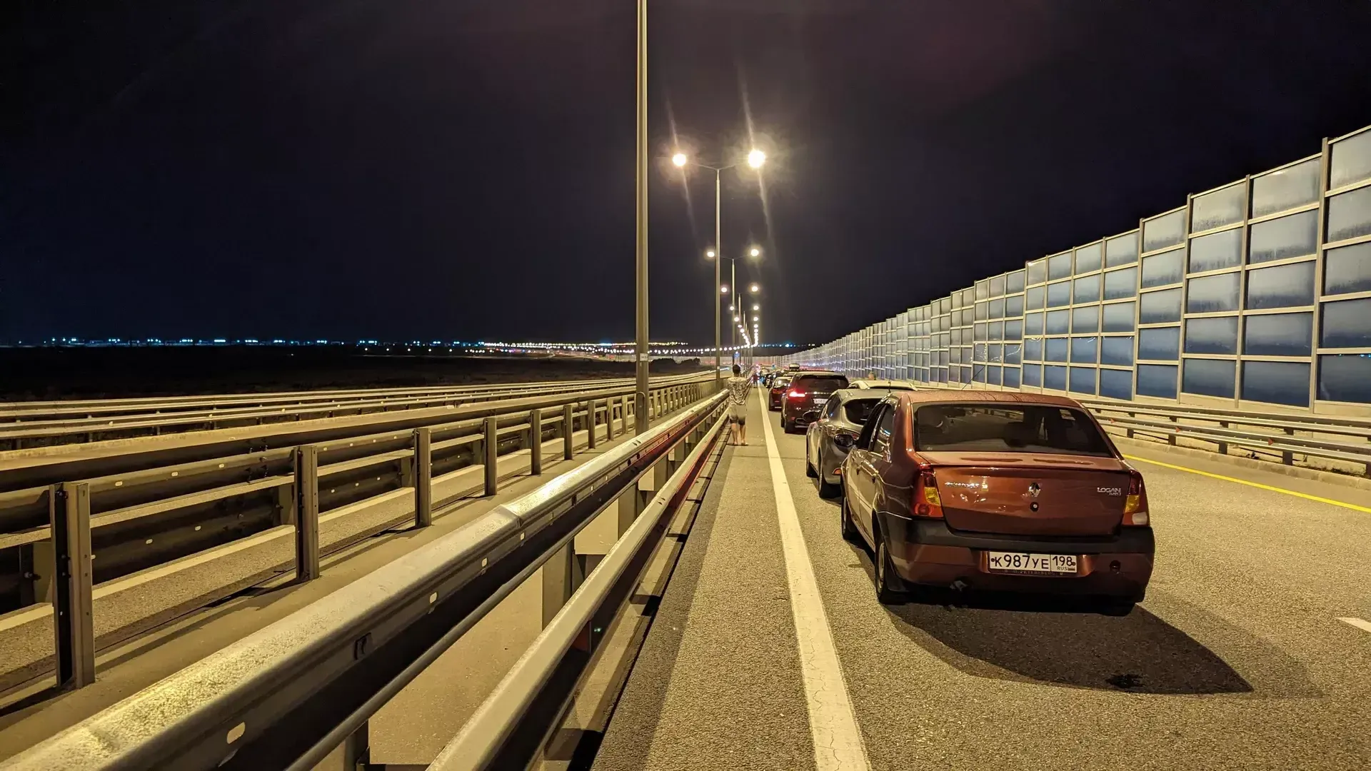 Движение автотранспорта по Крымскому мосту временно перекрыто
