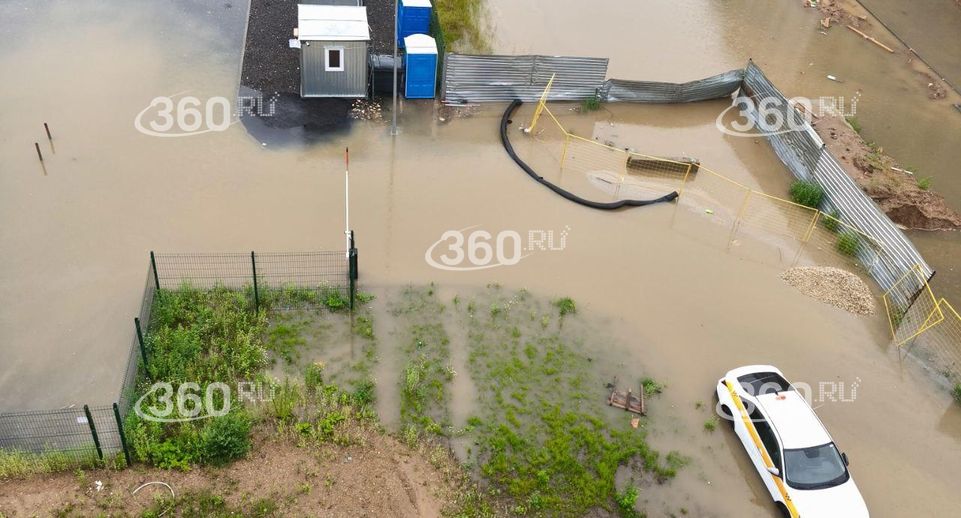 Жители Красногорска начали передвигаться по улице на сапах из-за непогоды