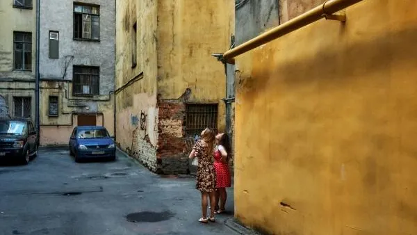Двое подростков избили школьника на детской площадке в Санкт-Петербурге