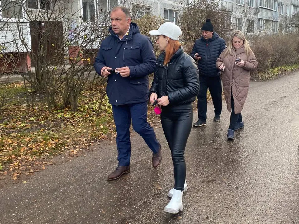 Замглавы Лосино-Петровского Роман Мещеряков (слева) на встрече с жителями дома. Фото: t.me/LosPetGKH