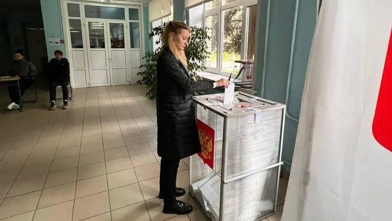 Замглавы администрации Чехова проголосовала на выборах
