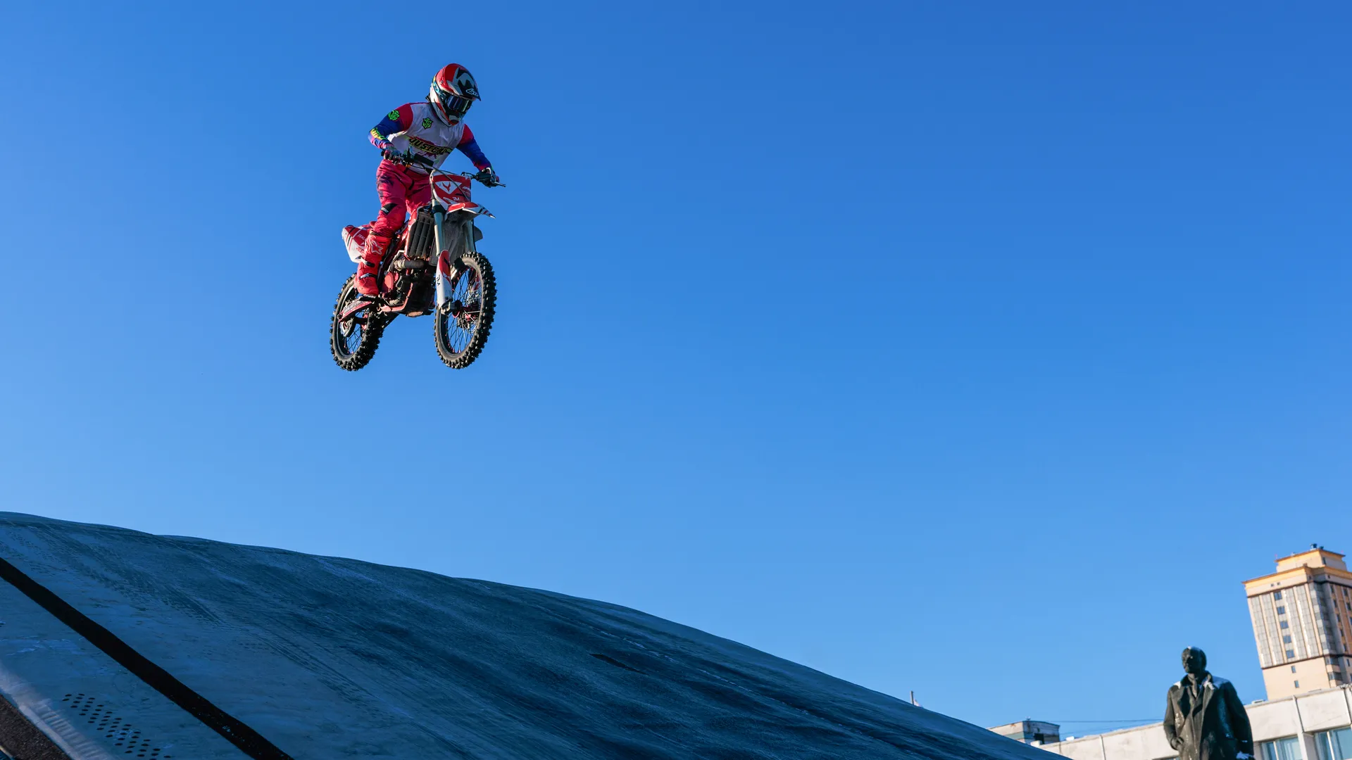 Колонна Дедов Морозов-байкеров восхитила жителей Фрязина