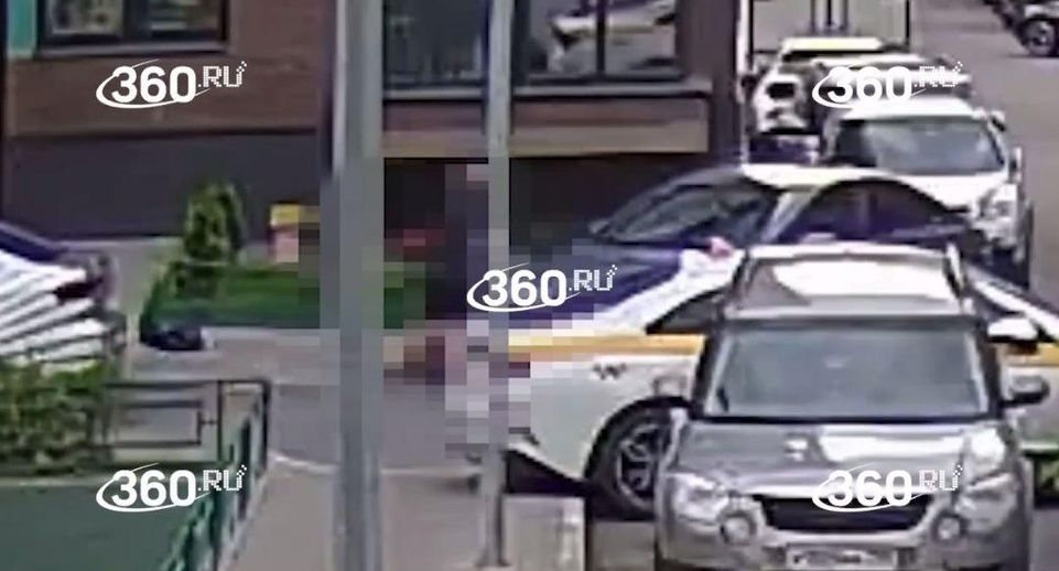 В ЖК в Мытищах таксист не пропустил другого водителя, и началась драка