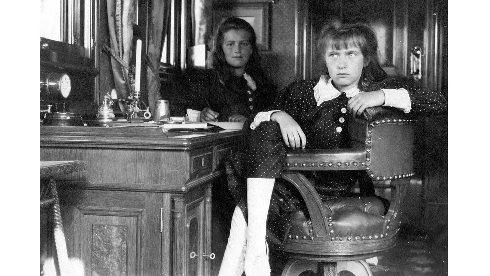 Мария и Анастасия (справа) в каюте Николая II на борту яхты «Штандарт», 1911 год