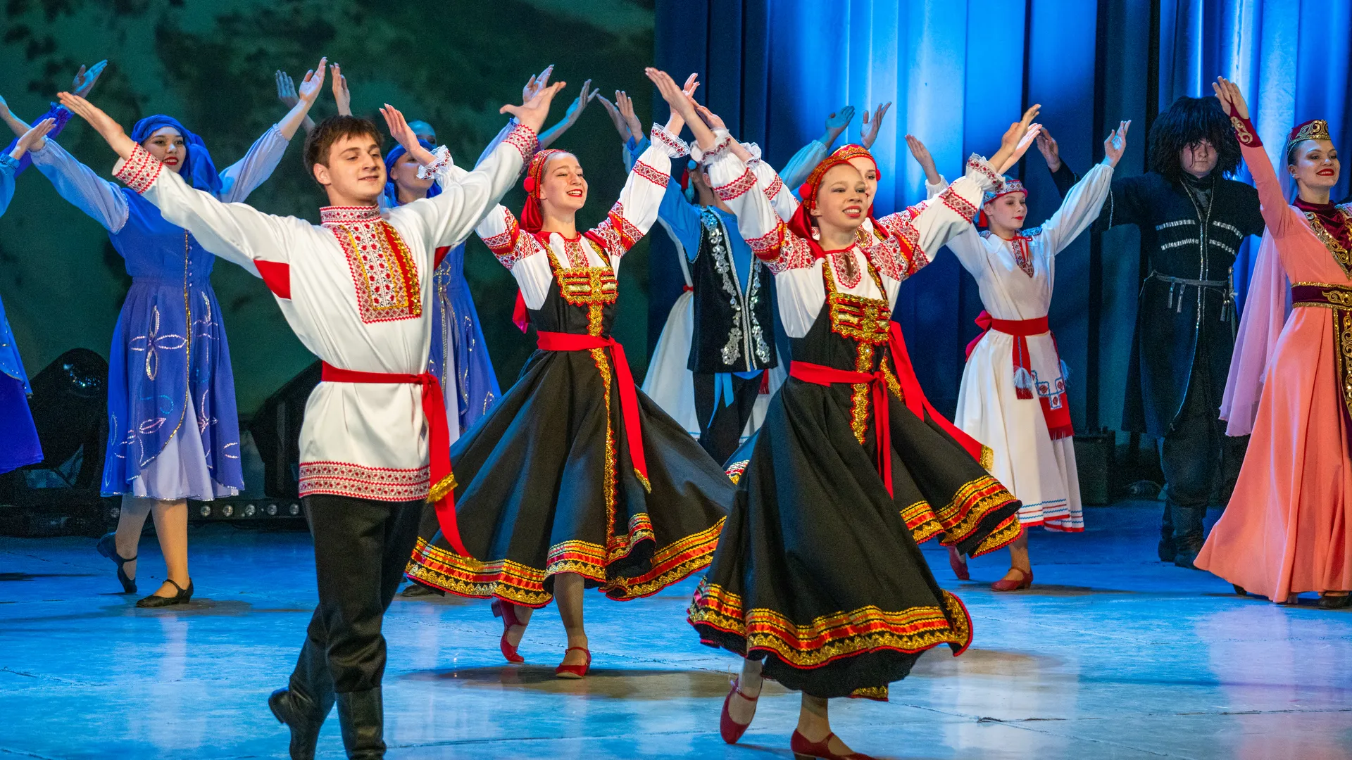 Танцы народов России на сцене ДК «Подмосковье» в Красногорске на фестивале ко Дню народного единства
