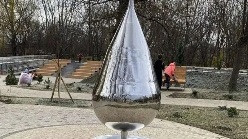 Власти Краснодара прокомментировали дорогостоящую и непристойную скульптуру капли