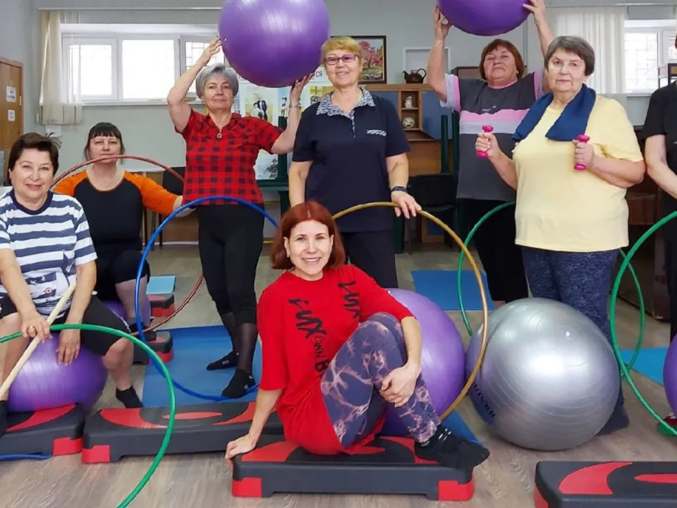 «И кости перестает ломить, и настроение улучшается»: соцработник из Подмосковья рассказала, как занимается с пожилыми