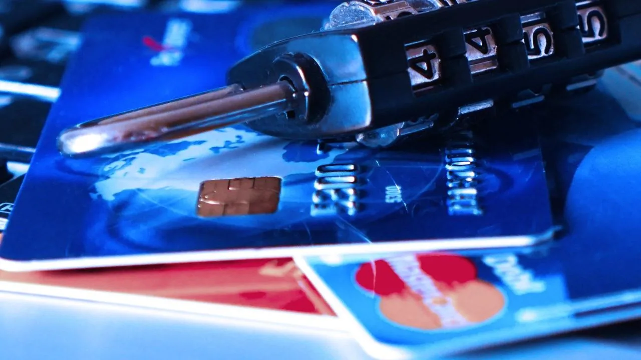 Банки должны будут возмещать клиентам деньги, похищенные мошенниками