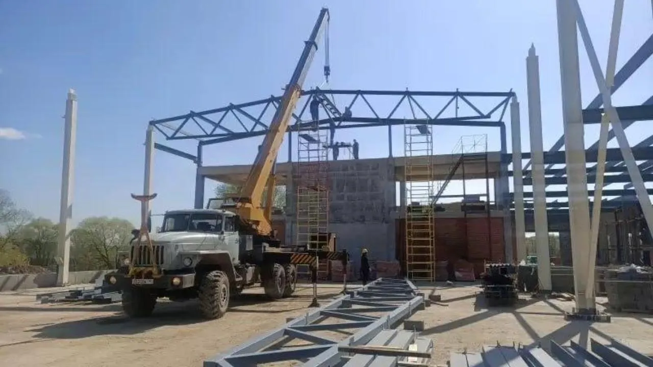 Каркас нового физкультурно-оздоровительного комплекса возводят в Бронницах